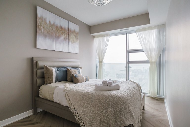Elegant 2BR Condo across Rogers Centre