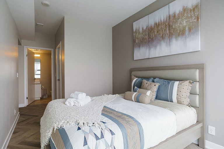 Elegant 2BR Condo across Rogers Centre