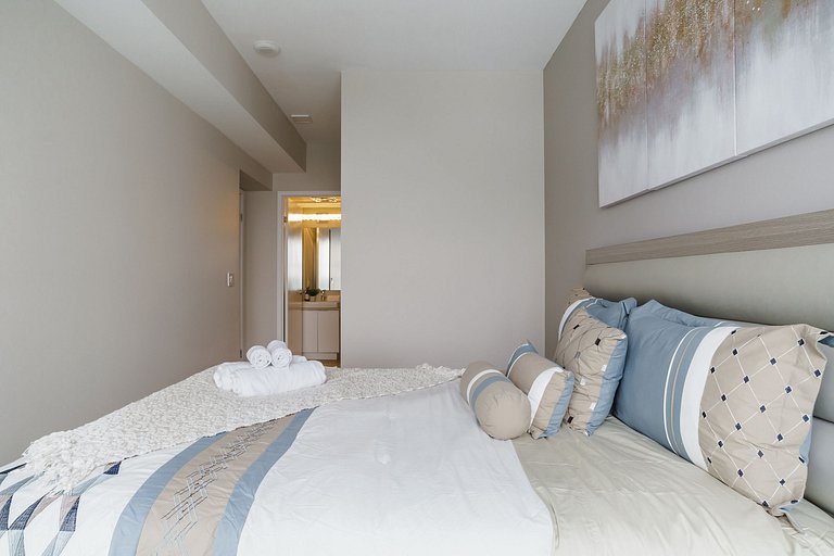 Elegant 2BR Condo across Rogers Centre