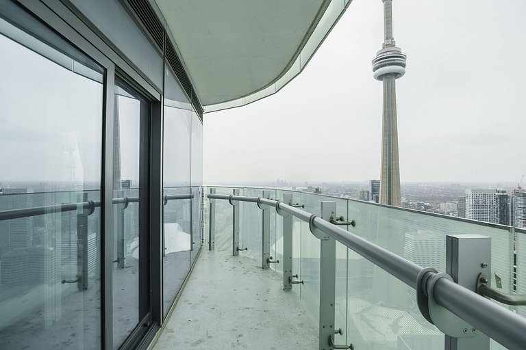 Elegant 2BR Condo across Rogers Centre