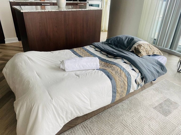 Elegant 2BR Condo across Rogers Centre