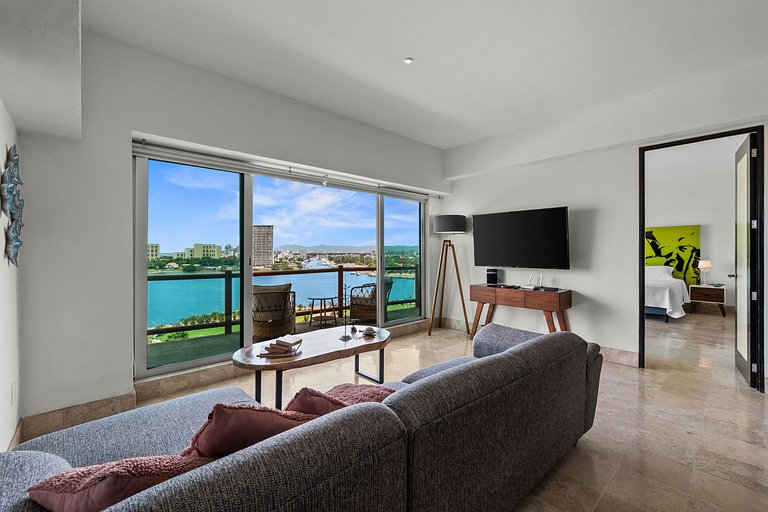 4BR Marina Ocean-View Above Casino 2 Suites
