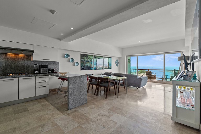 8BR Marina Ocean-View Above Casino 4 Suites