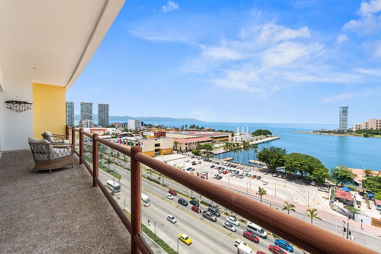 4BR Marina Ocean-View Above Casino 2 Suites