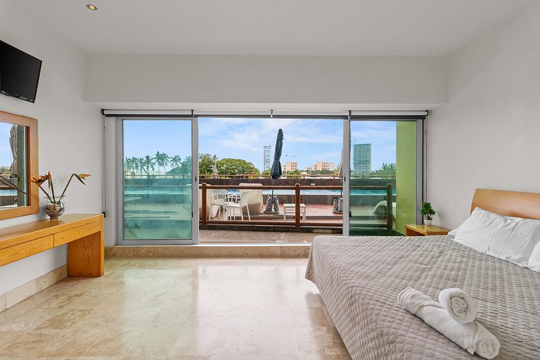 8BR Marina Ocean-View Above Casino 4 Suites