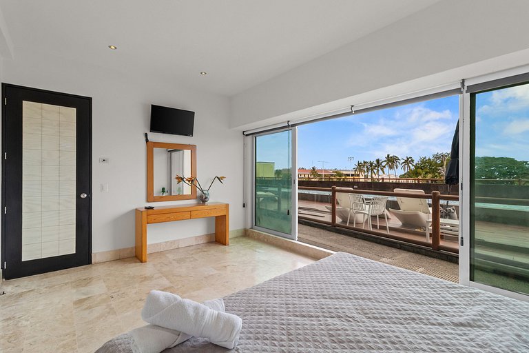 Panoramic Marina Views 6BR Luxury Above Casino