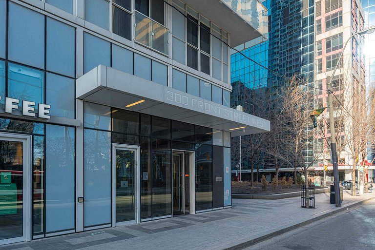 Luxe 2BR+Den Rooftop Pool Condo CN Tower/Lake View