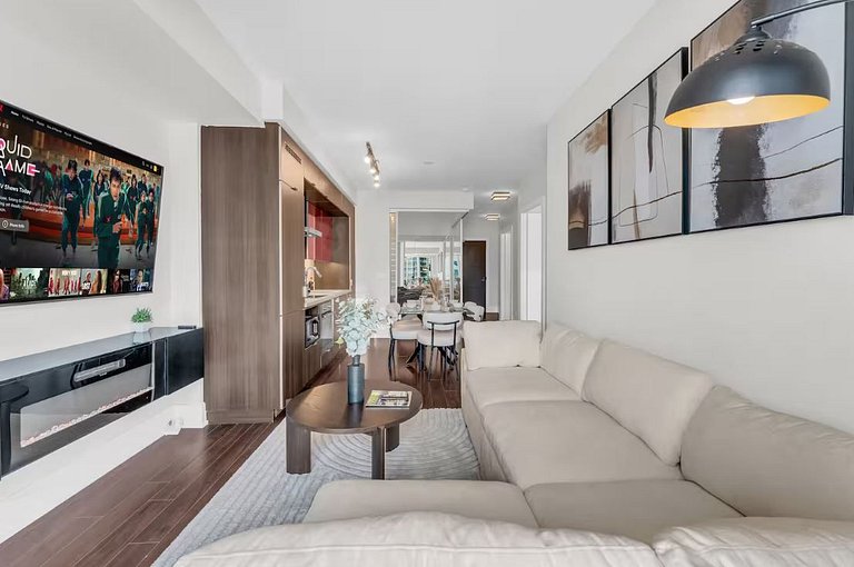Bright Downtown Toronto Condo with Balcony