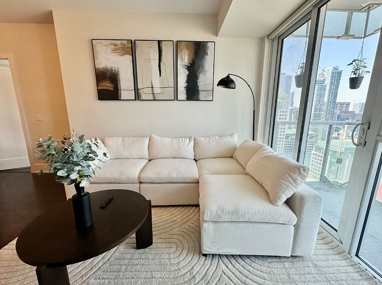 Bright Downtown Toronto Condo with Balcony