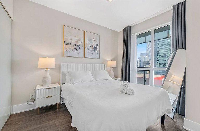Elegant two-bedroom condo close to the CN Tower