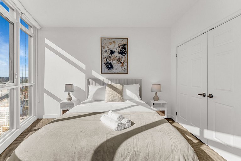 44th Floor Beautiful Condo with CN Tower View