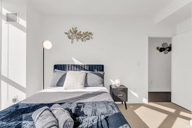 44th Floor Beautiful Condo with CN Tower View