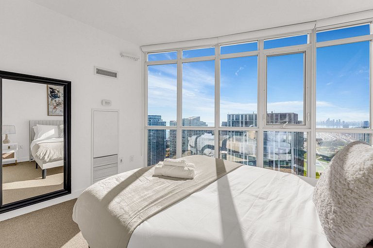 44th Floor Beautiful Condo with CN Tower View