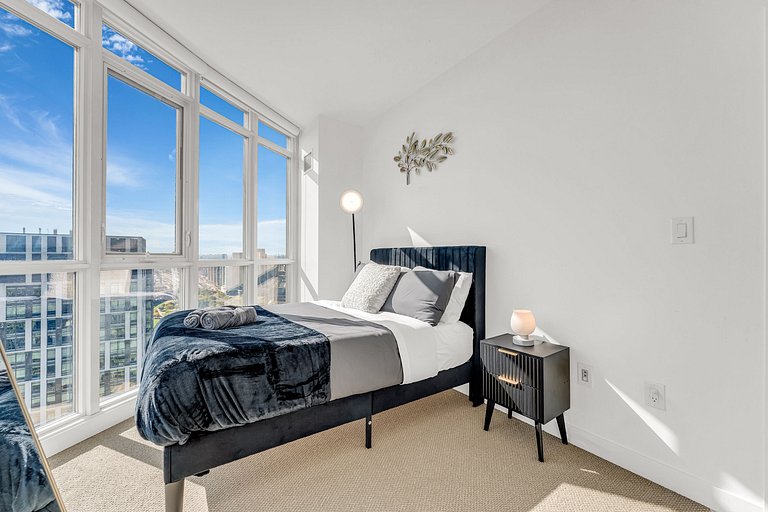 44th Floor Beautiful Condo with CN Tower View