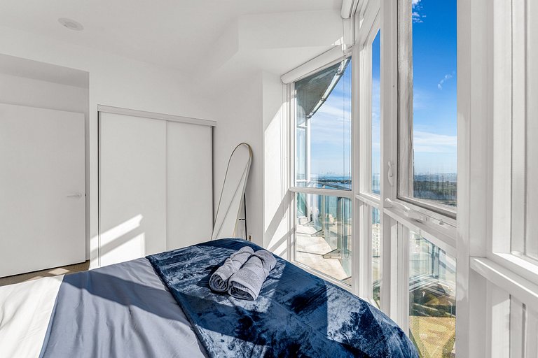 44th Floor Beautiful Condo with CN Tower View
