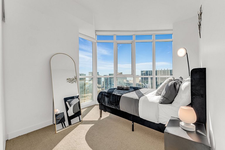 44th Floor Beautiful Condo with CN Tower View