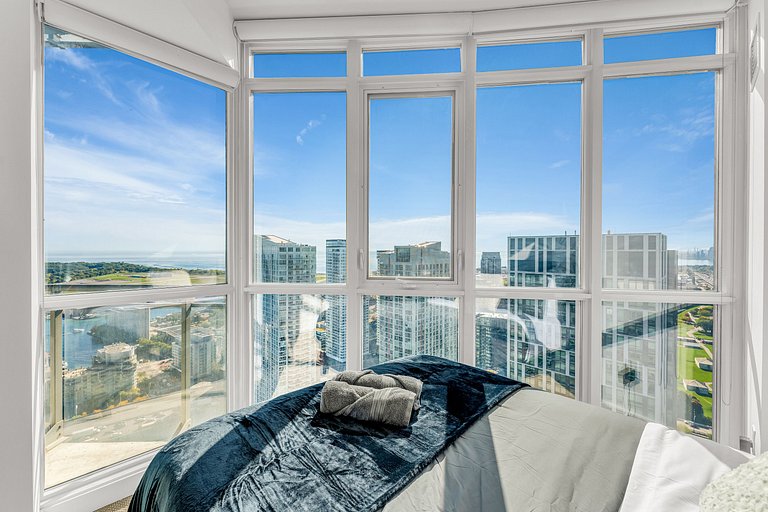 44th Floor Beautiful Condo with CN Tower View