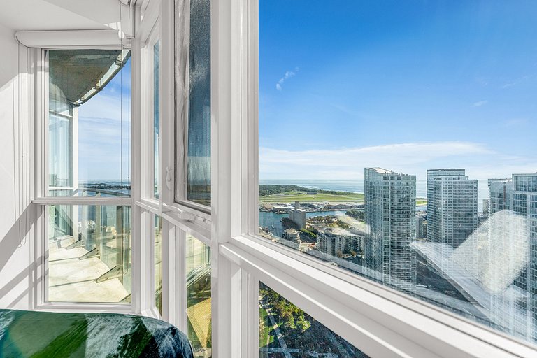 44th Floor Beautiful Condo with CN Tower View