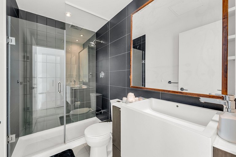 44th Floor Beautiful Condo with CN Tower View