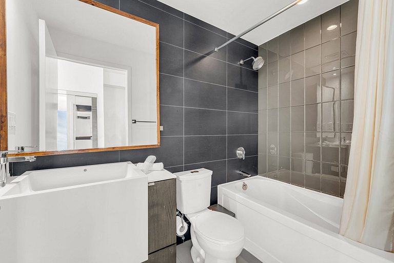 44th Floor Beautiful Condo with CN Tower View