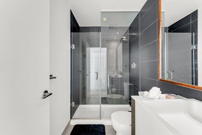 44th Floor Beautiful Condo with CN Tower View