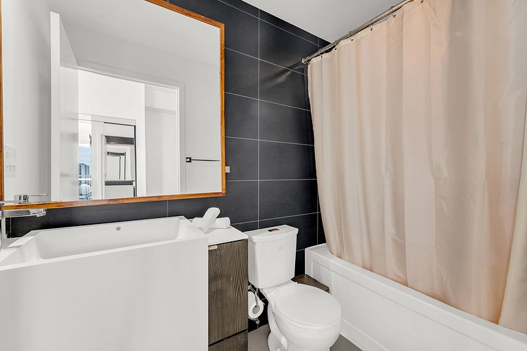 44th Floor Beautiful Condo with CN Tower View