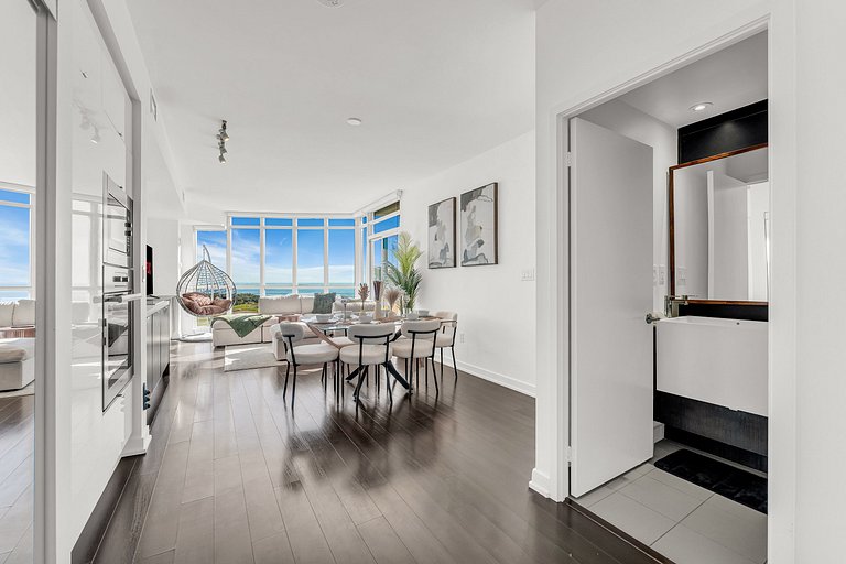 44th Floor Beautiful Condo with CN Tower View