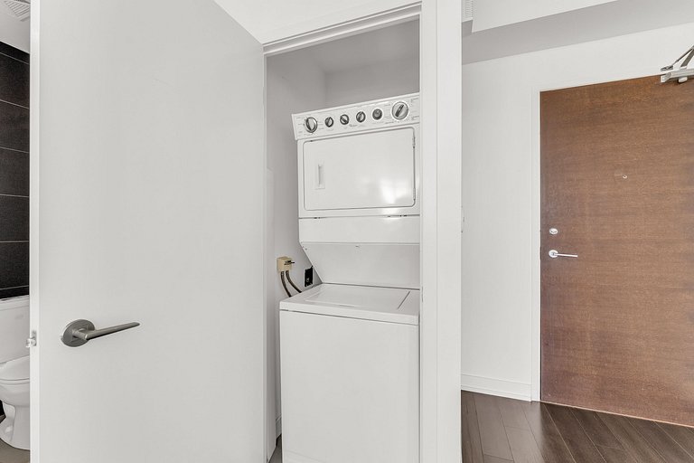 44th Floor Beautiful Condo with CN Tower View