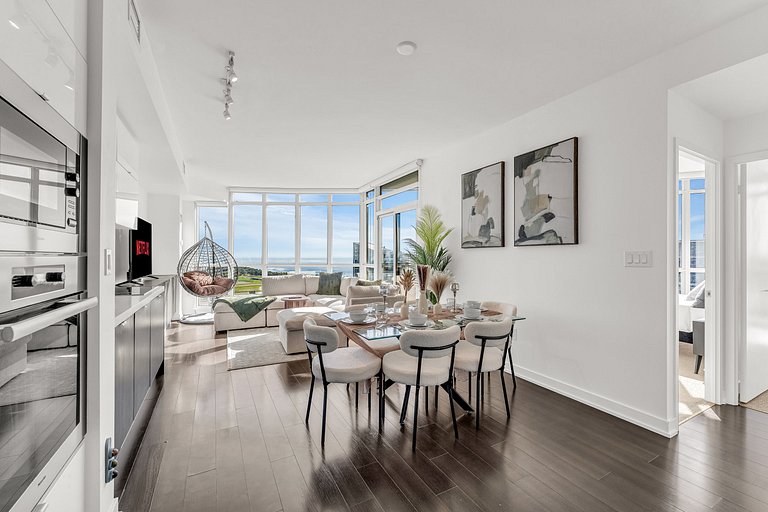 44th Floor Beautiful Condo with CN Tower View