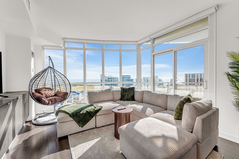 44th Floor Beautiful Condo with CN Tower View