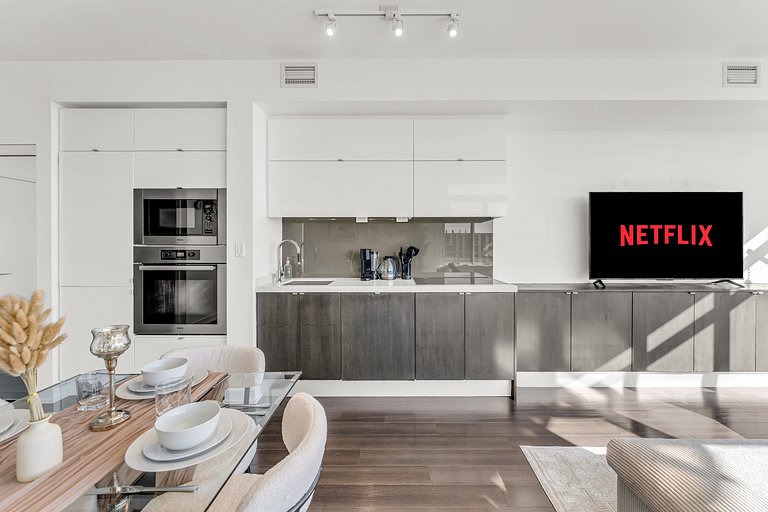 44th Floor Beautiful Condo with CN Tower View