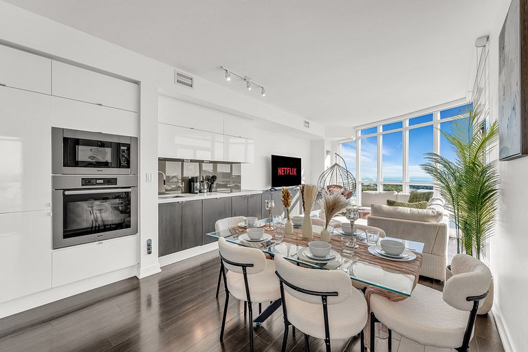 44th Floor Beautiful Condo with CN Tower View