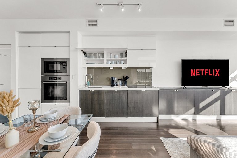 44th Floor Beautiful Condo with CN Tower View