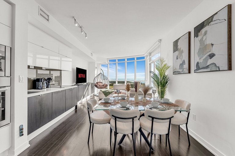 44th Floor Beautiful Condo with CN Tower View