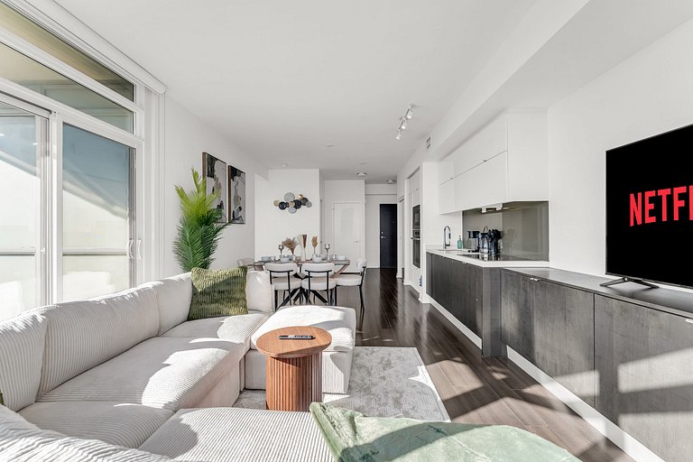 44th Floor Beautiful Condo with CN Tower View