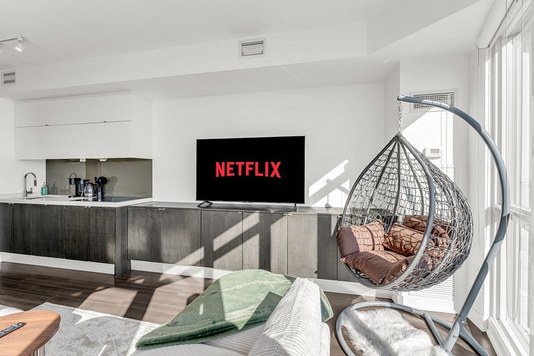 44th Floor Beautiful Condo with CN Tower View