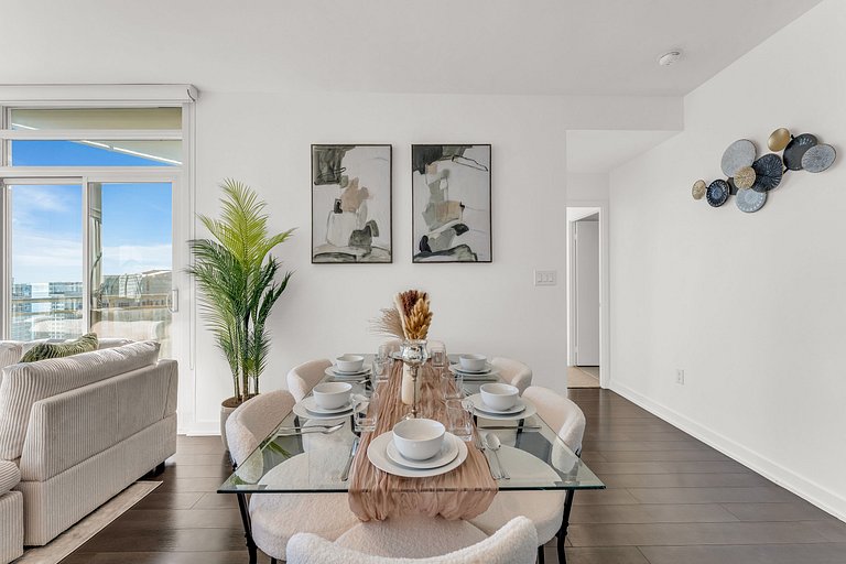 44th Floor Beautiful Condo with CN Tower View