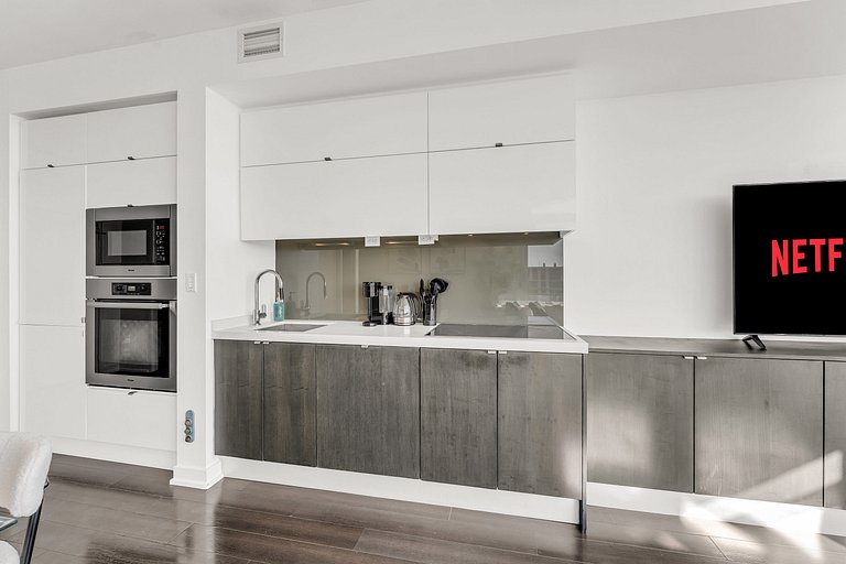 44th Floor Beautiful Condo with CN Tower View