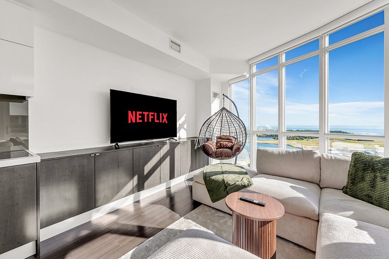 44th Floor Beautiful Condo with CN Tower View