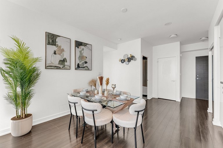 44th Floor Beautiful Condo with CN Tower View