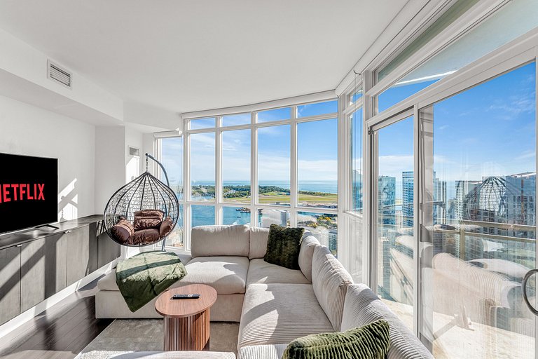 44th Floor Beautiful Condo with CN Tower View