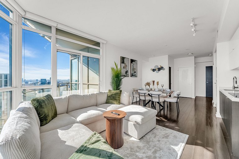 44th Floor Beautiful Condo with CN Tower View