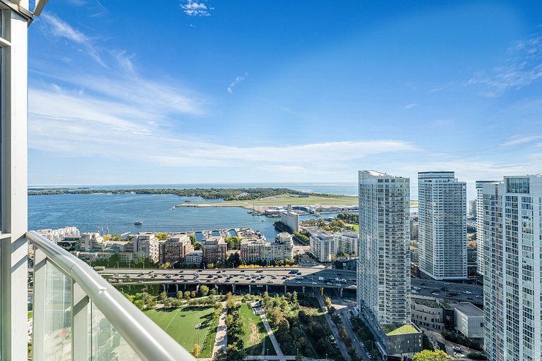 44th Floor Beautiful Condo with CN Tower View