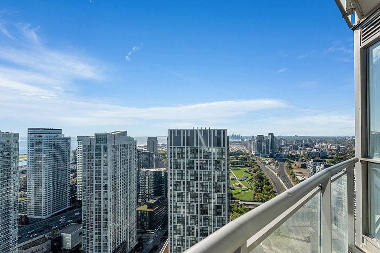 44th Floor Beautiful Condo with CN Tower View