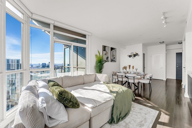 44th Floor Beautiful Condo with CN Tower View