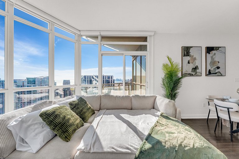 44th Floor Beautiful Condo with CN Tower View