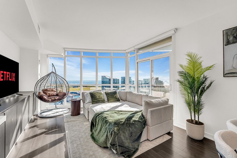 44th Floor Beautiful Condo with CN Tower View