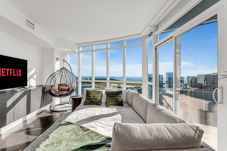 44th Floor Beautiful Condo with CN Tower View