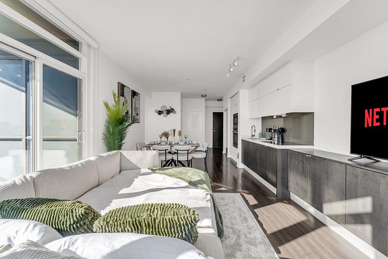 44th Floor Beautiful Condo with CN Tower View