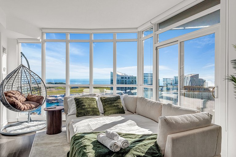 44th Floor Beautiful Condo with CN Tower View